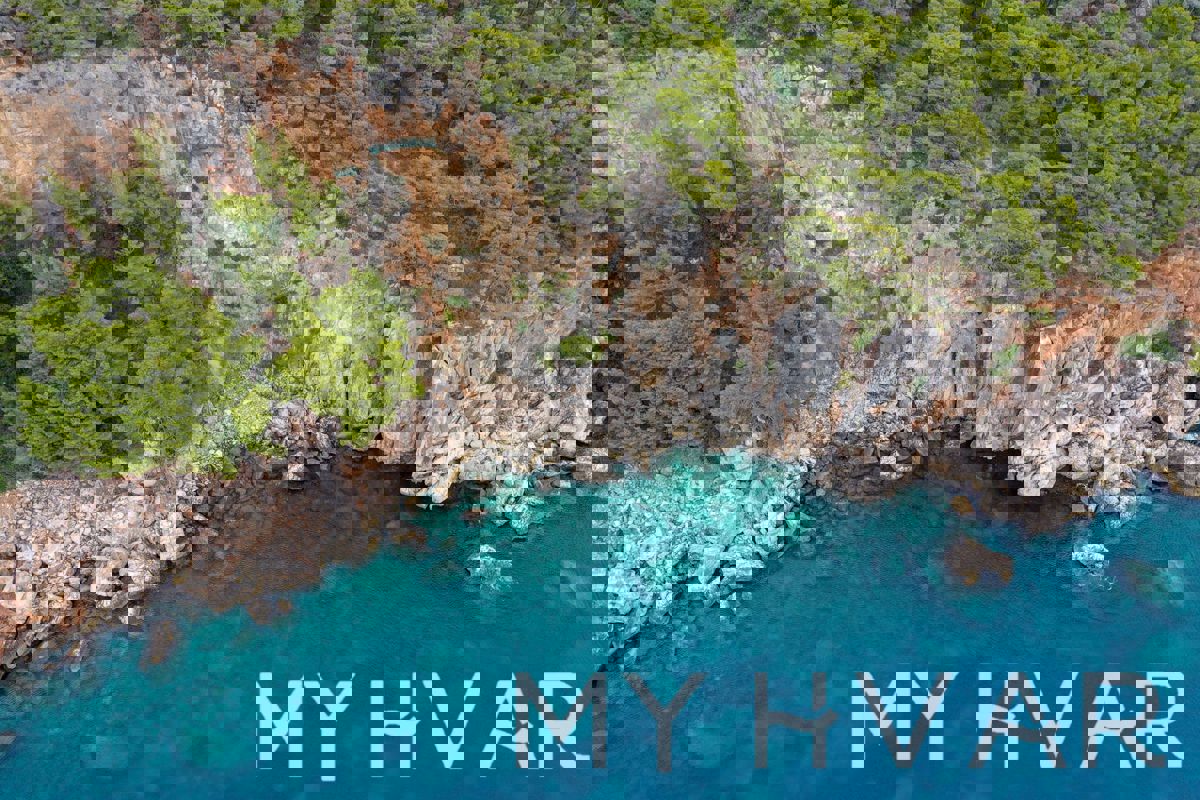 Splendida proprietà sulla scogliera sul lato sud dell'isola di Hvar