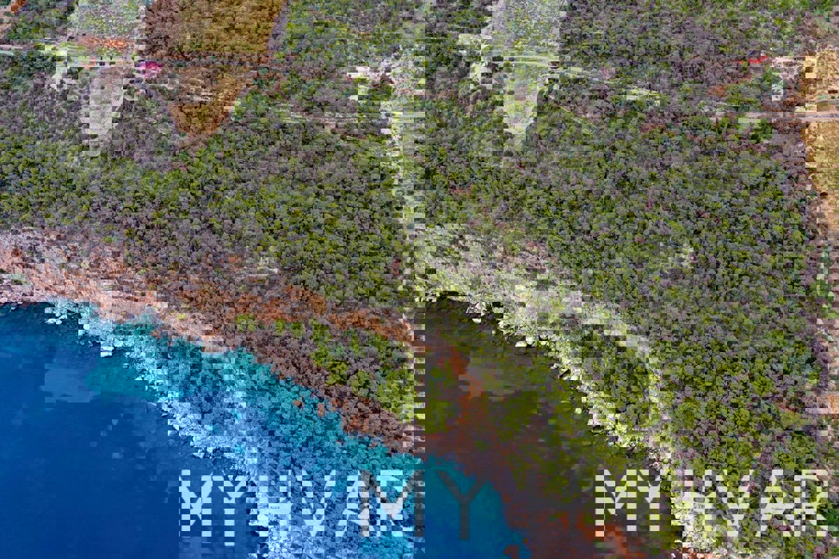 Splendida proprietà sulla scogliera sul lato sud dell'isola di Hvar