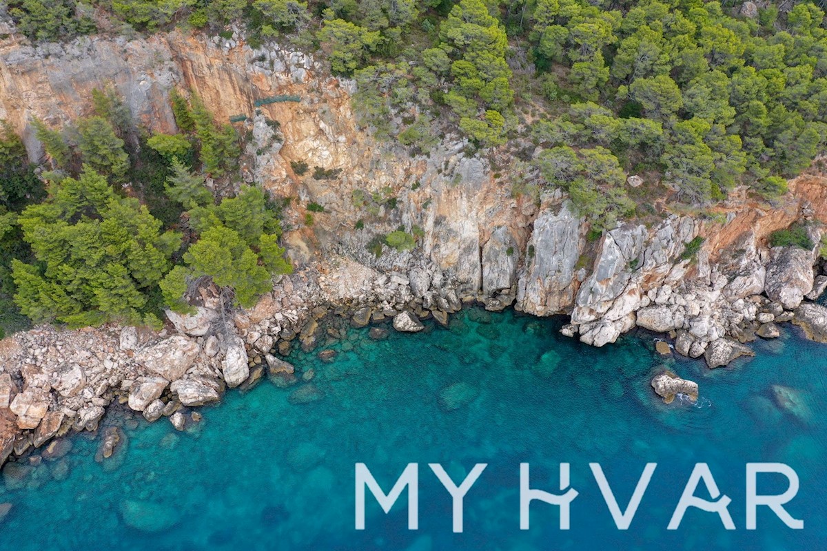 Splendida proprietà sulla scogliera sul lato sud dell'isola di Hvar