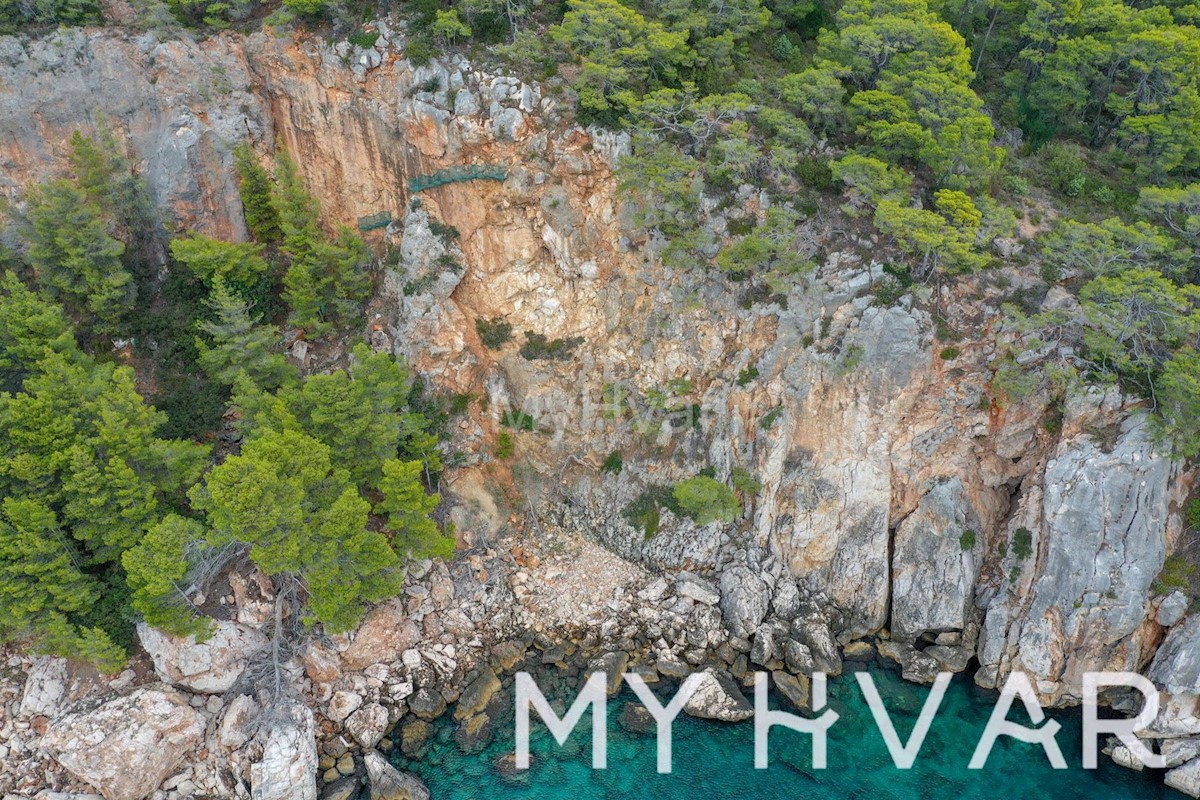 Splendida proprietà sulla scogliera sul lato sud dell'isola di Hvar