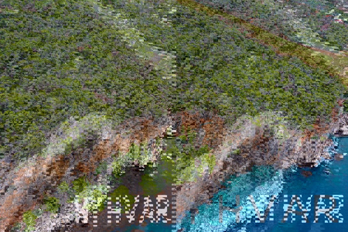 Splendida proprietà sulla scogliera sul lato sud dell'isola di Hvar