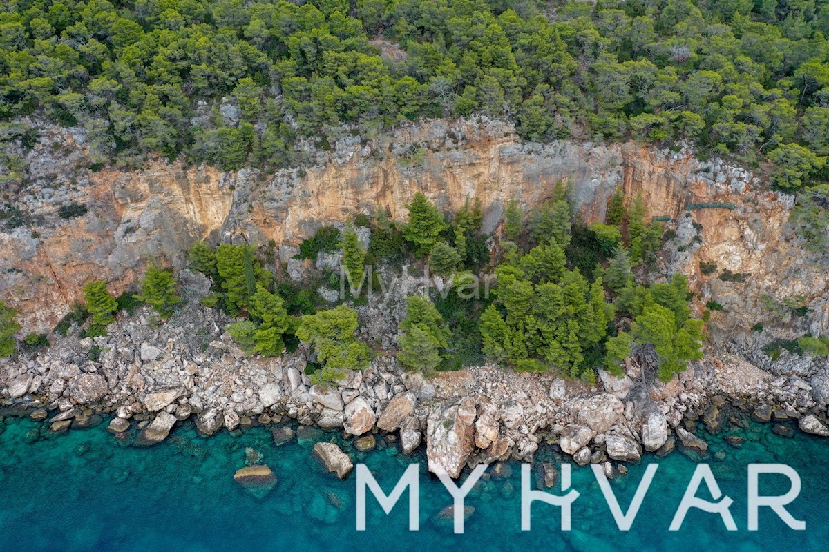 Splendida proprietà sulla scogliera sul lato sud dell'isola di Hvar