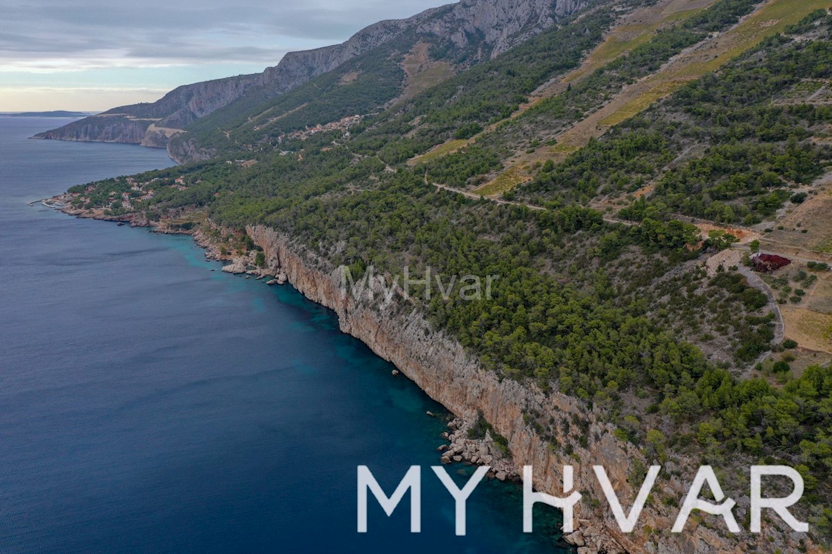 Splendida proprietà sulla scogliera sul lato sud dell'isola di Hvar