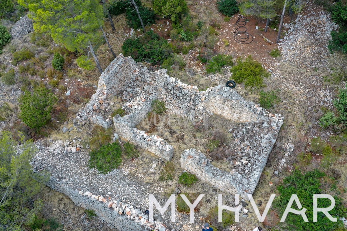 Splendida proprietà sulla scogliera sul lato sud dell'isola di Hvar