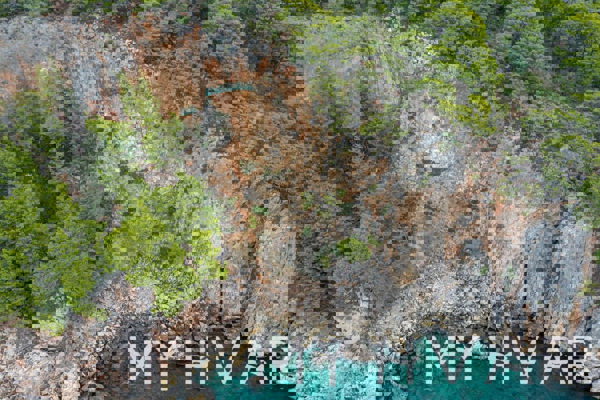 Splendida proprietà sulla scogliera sul lato sud dell'isola di Hvar