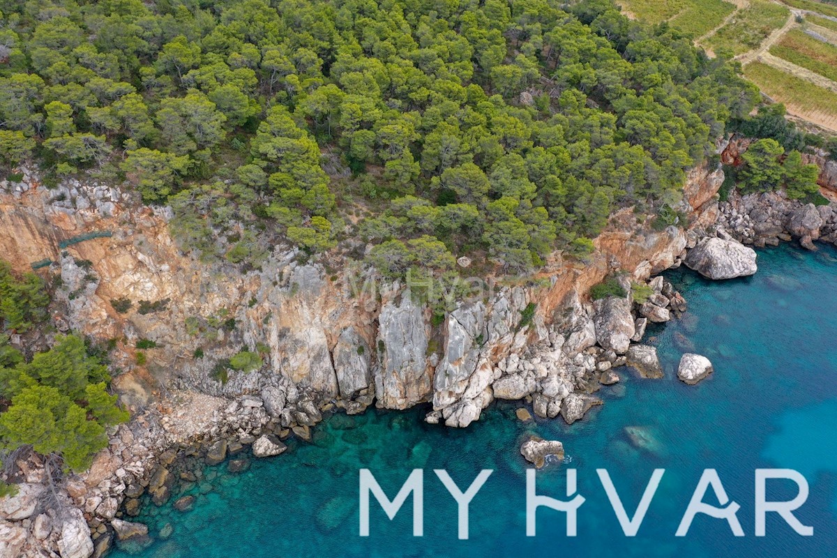 Splendida proprietà sulla scogliera sul lato sud dell'isola di Hvar