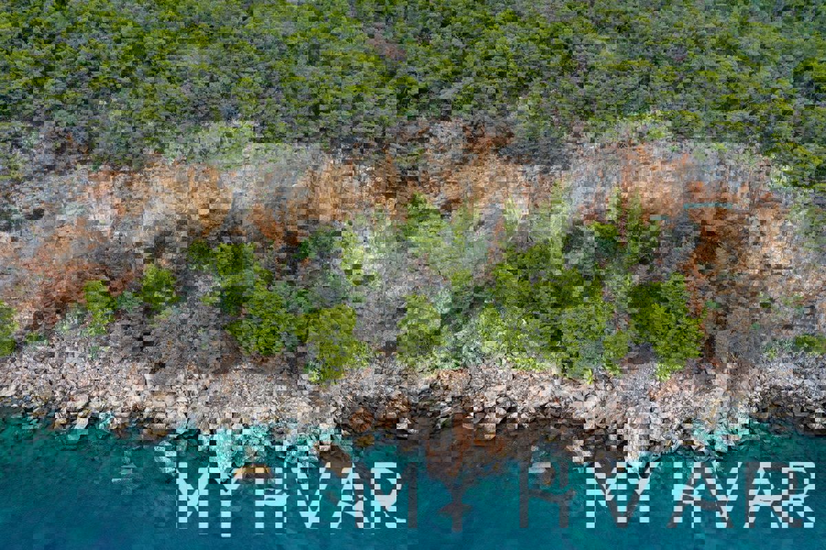 Splendida proprietà sulla scogliera sul lato sud dell'isola di Hvar