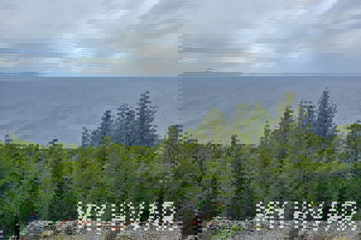 Splendida proprietà sulla scogliera sul lato sud dell'isola di Hvar