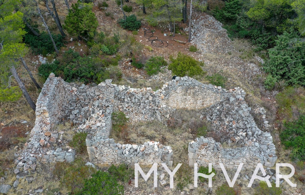 Splendida proprietà sulla scogliera sul lato sud dell'isola di Hvar