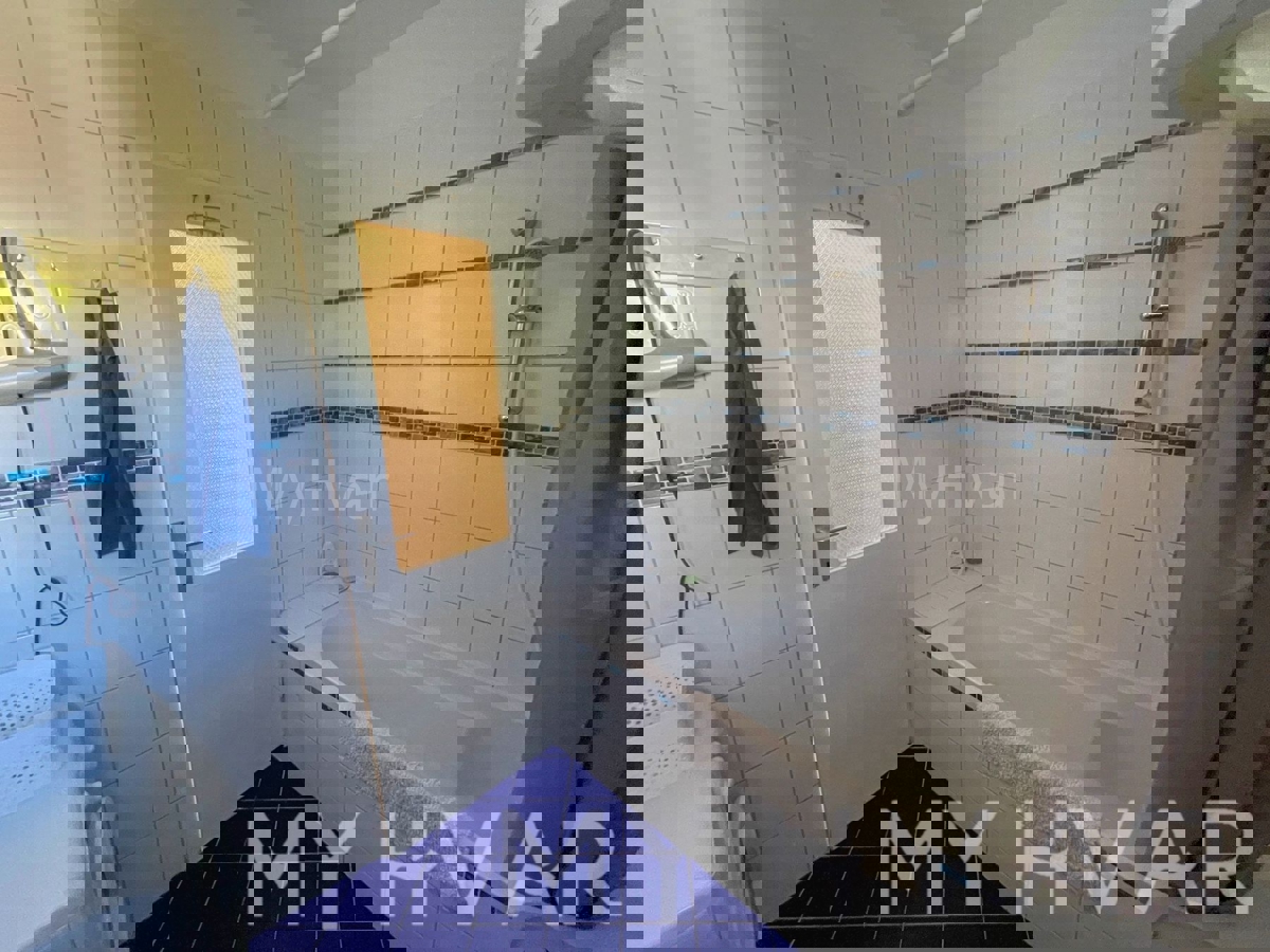 Appartamento tranquillo con vista mare a Vitarnja