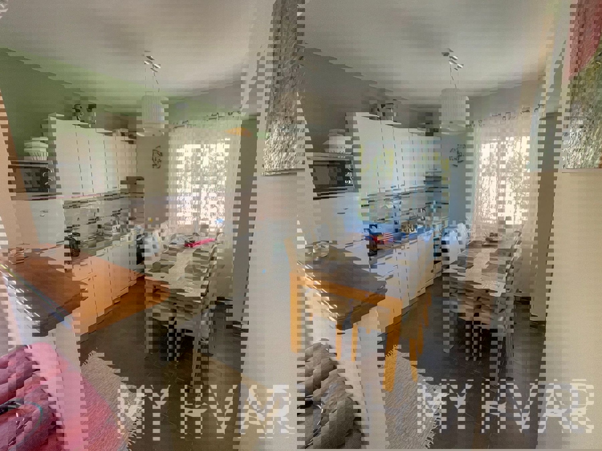 Appartamento tranquillo con vista mare a Vitarnja