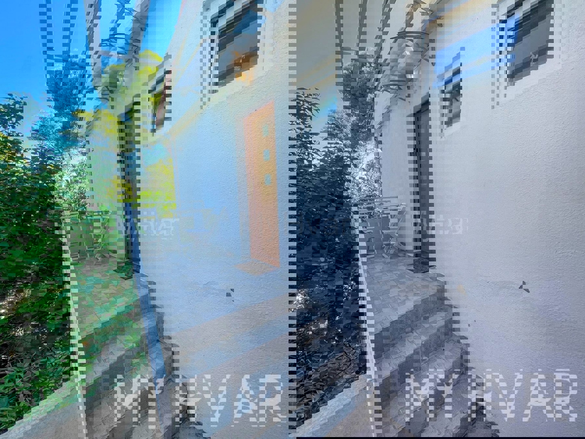 Appartamento tranquillo con vista mare a Vitarnja