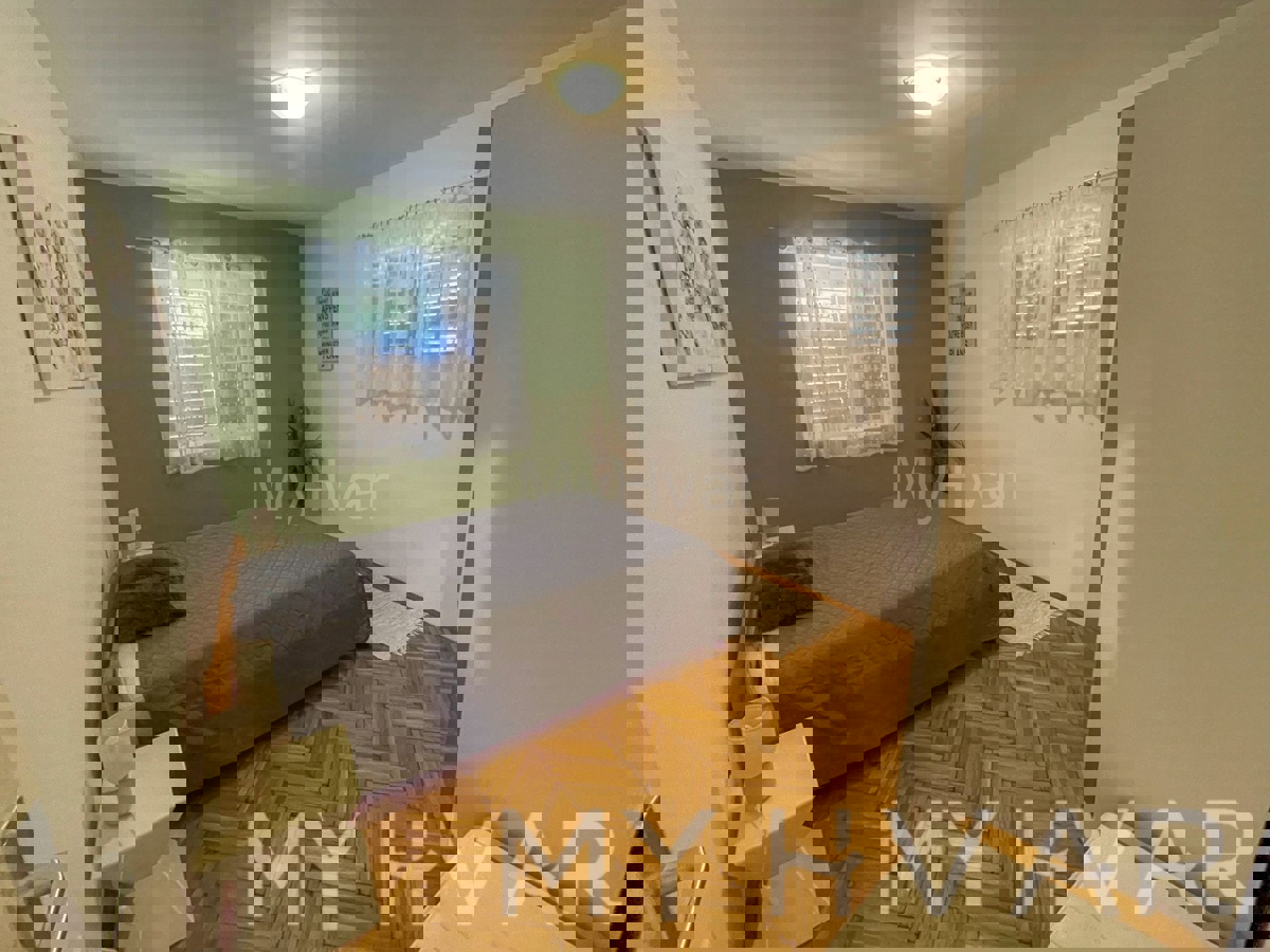 Appartamento tranquillo con vista mare a Vitarnja