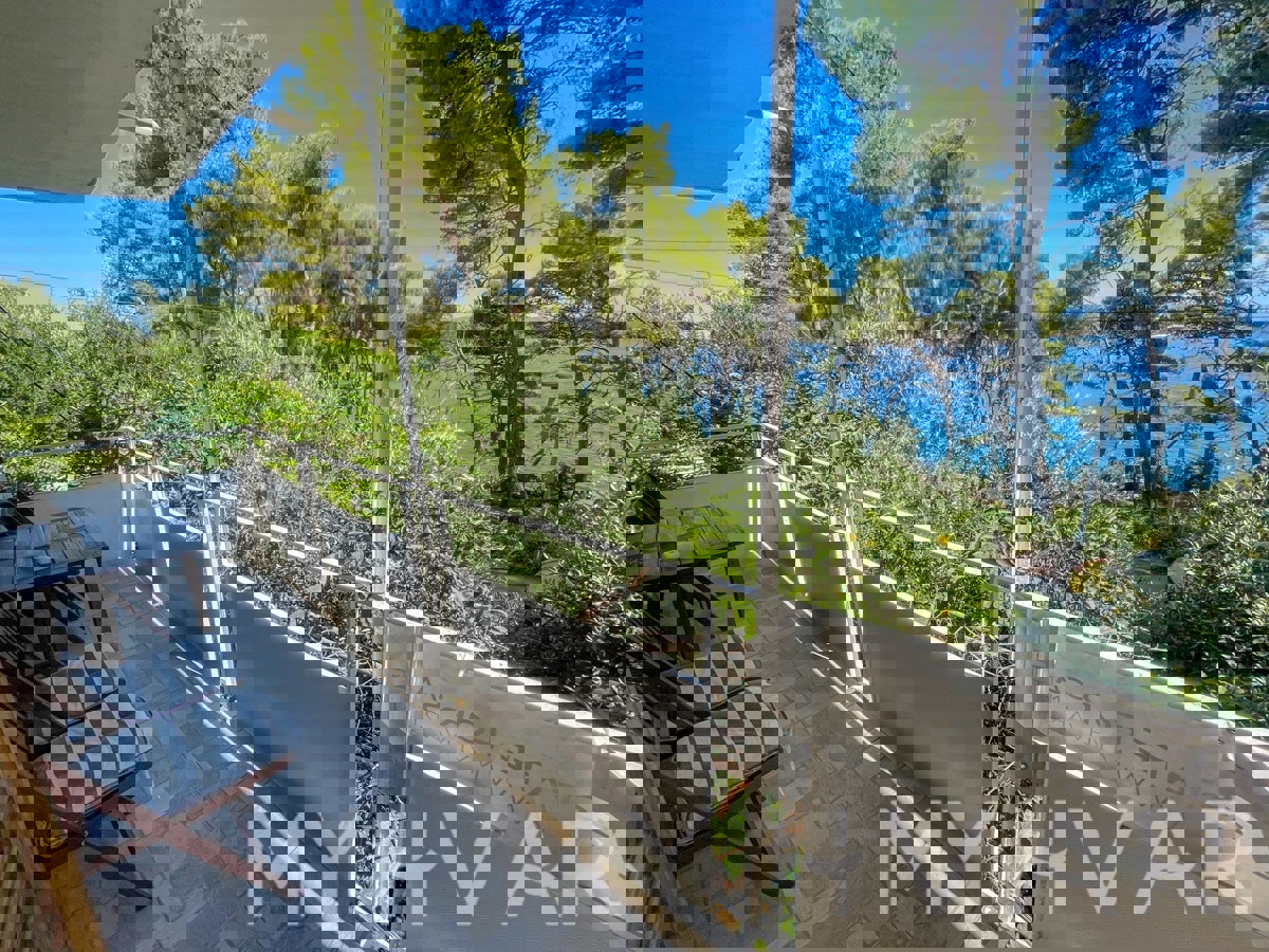 Appartamento tranquillo con vista mare a Vitarnja