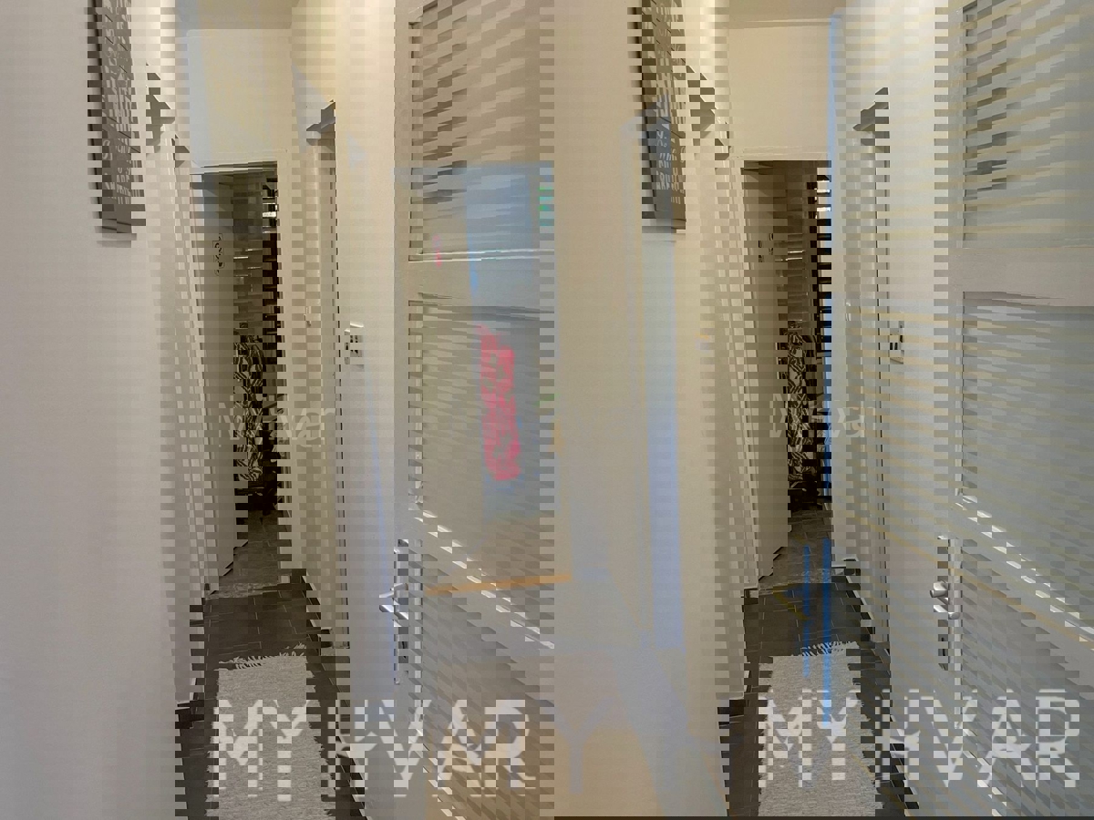 Appartamento tranquillo con vista mare a Vitarnja