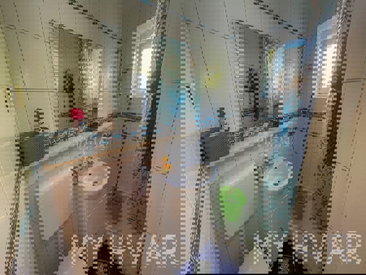 Appartamento tranquillo con vista mare a Vitarnja