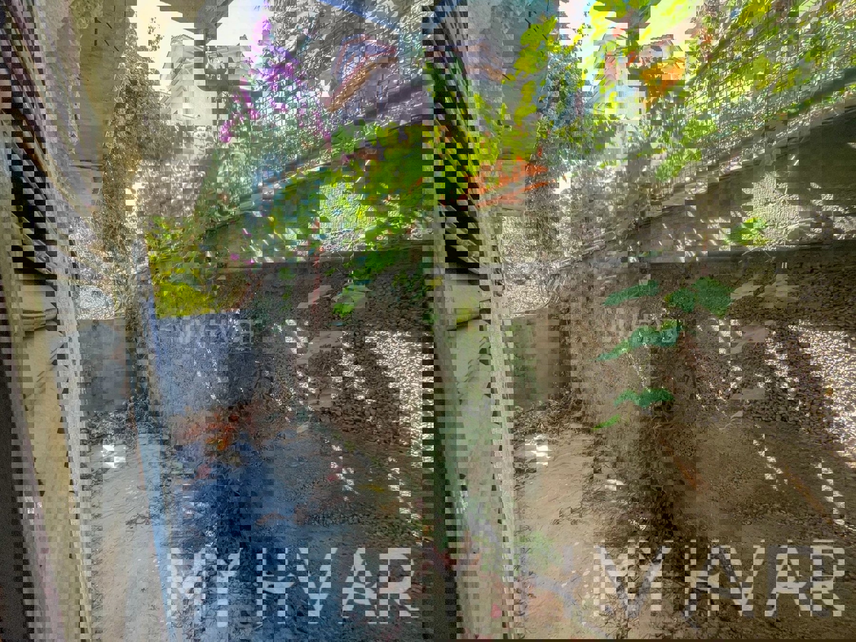 Appartamento tranquillo con vista mare a Vitarnja