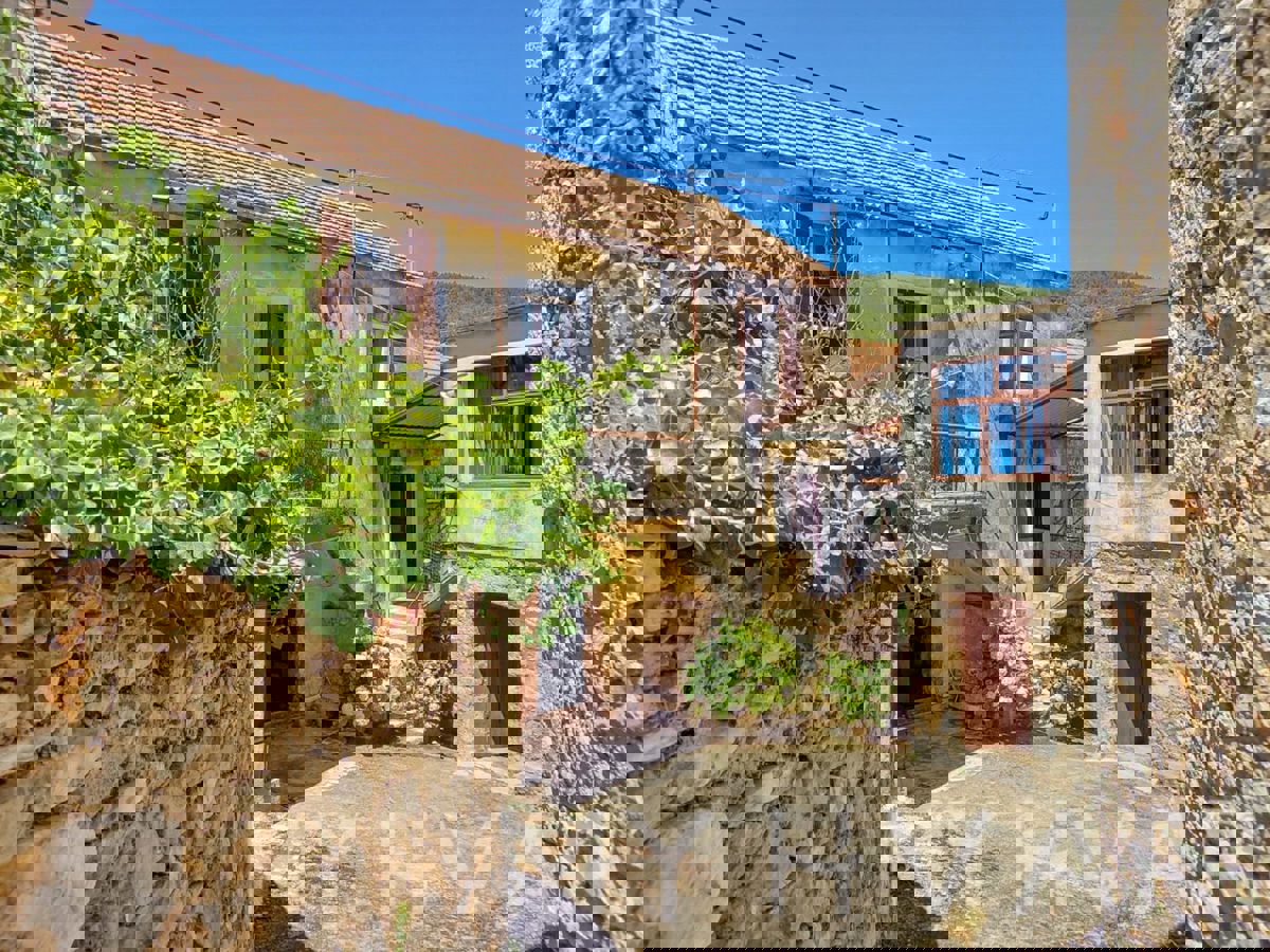 Casa in pietra con ponte a Vrbanj