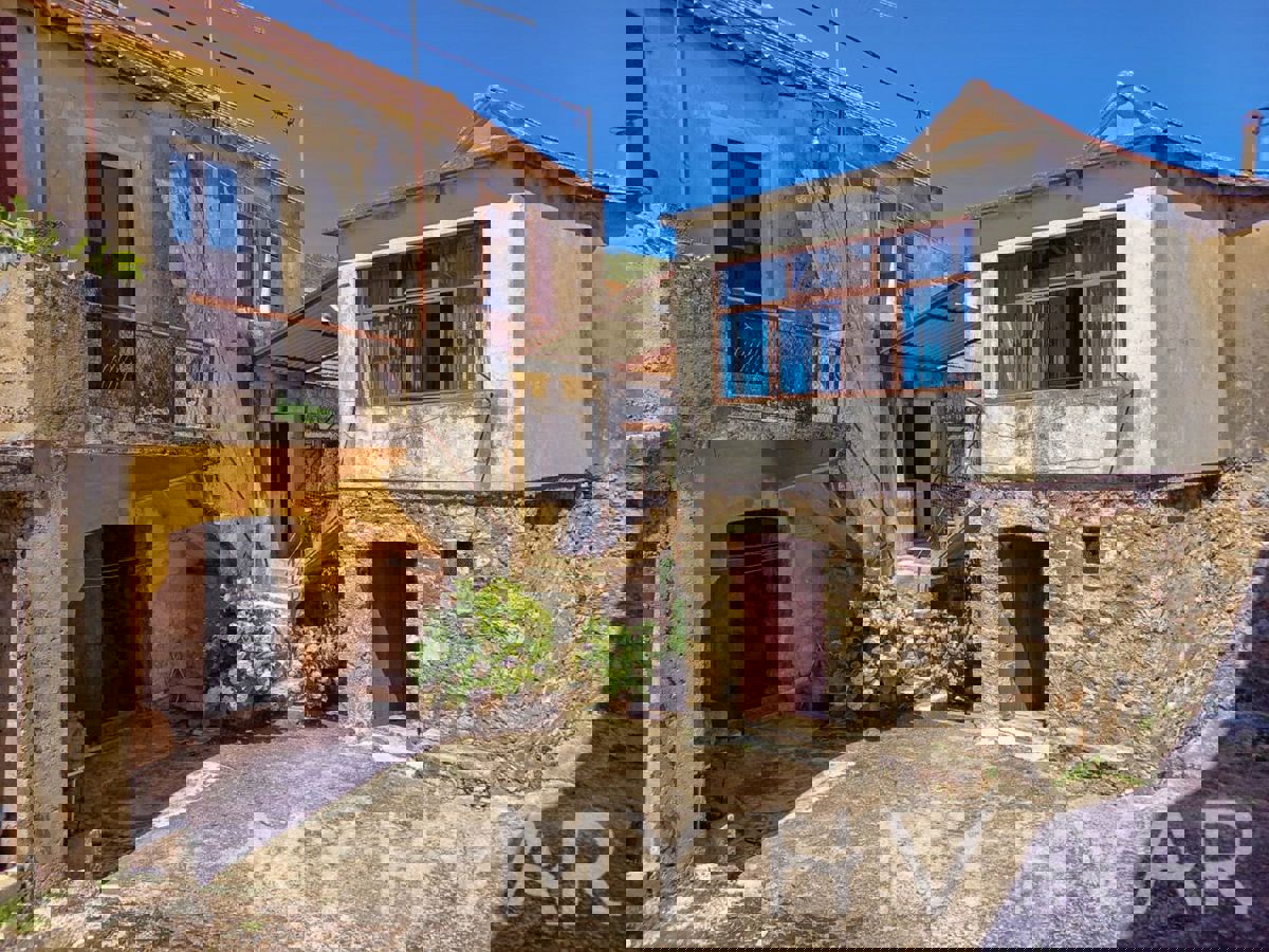 Casa in pietra con ponte a Vrbanj