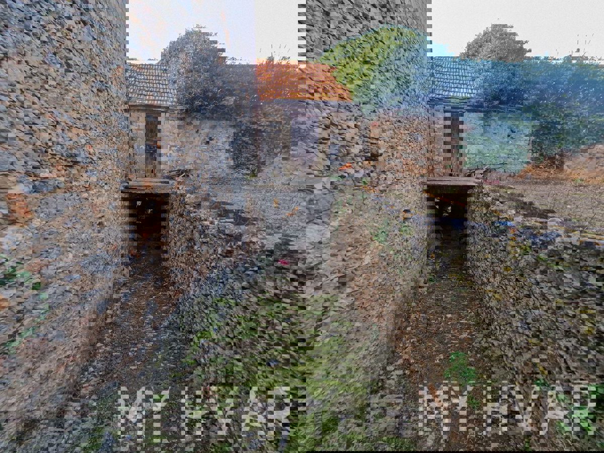 Casa in pietra con ponte a Vrbanj