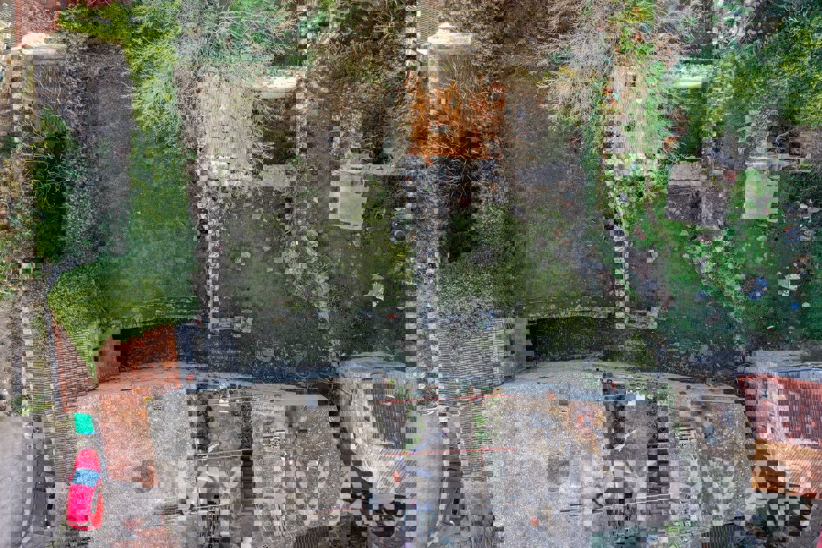 Casa in pietra con ponte a Vrbanj