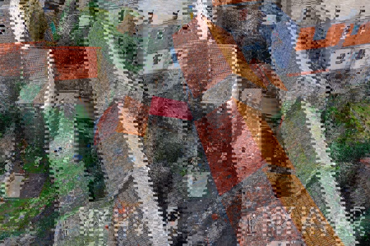 Casa in pietra con ponte a Vrbanj