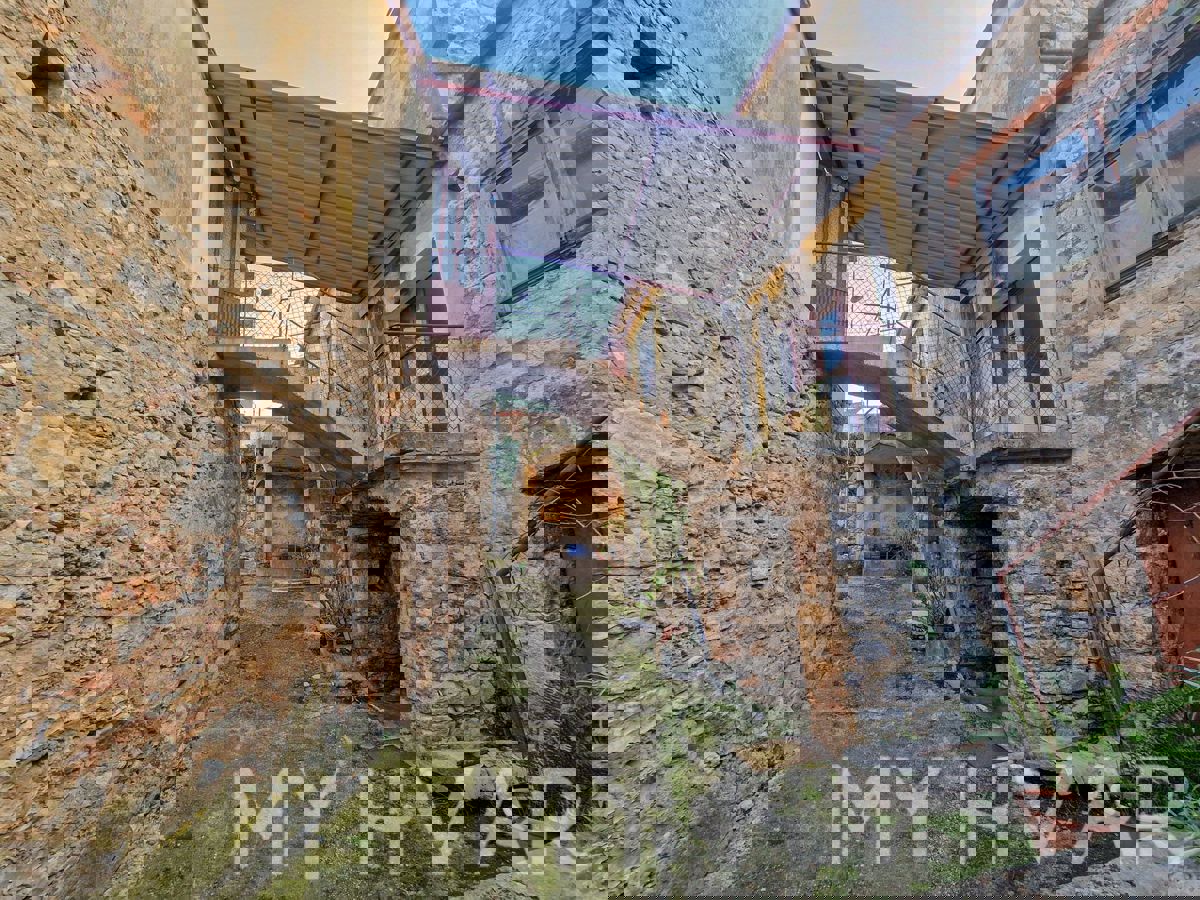 Casa in pietra con ponte a Vrbanj