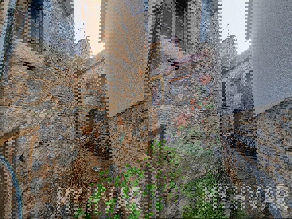 Casa in pietra con ponte a Vrbanj