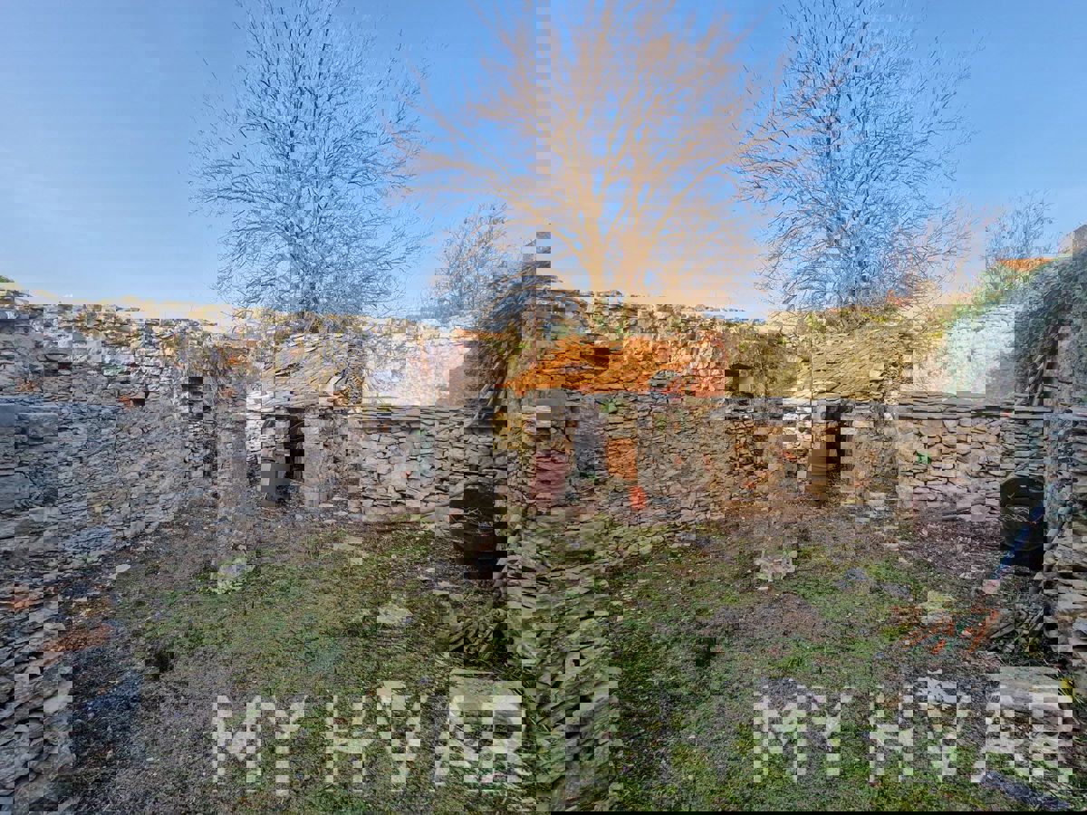 Casa in pietra con ponte a Vrbanj