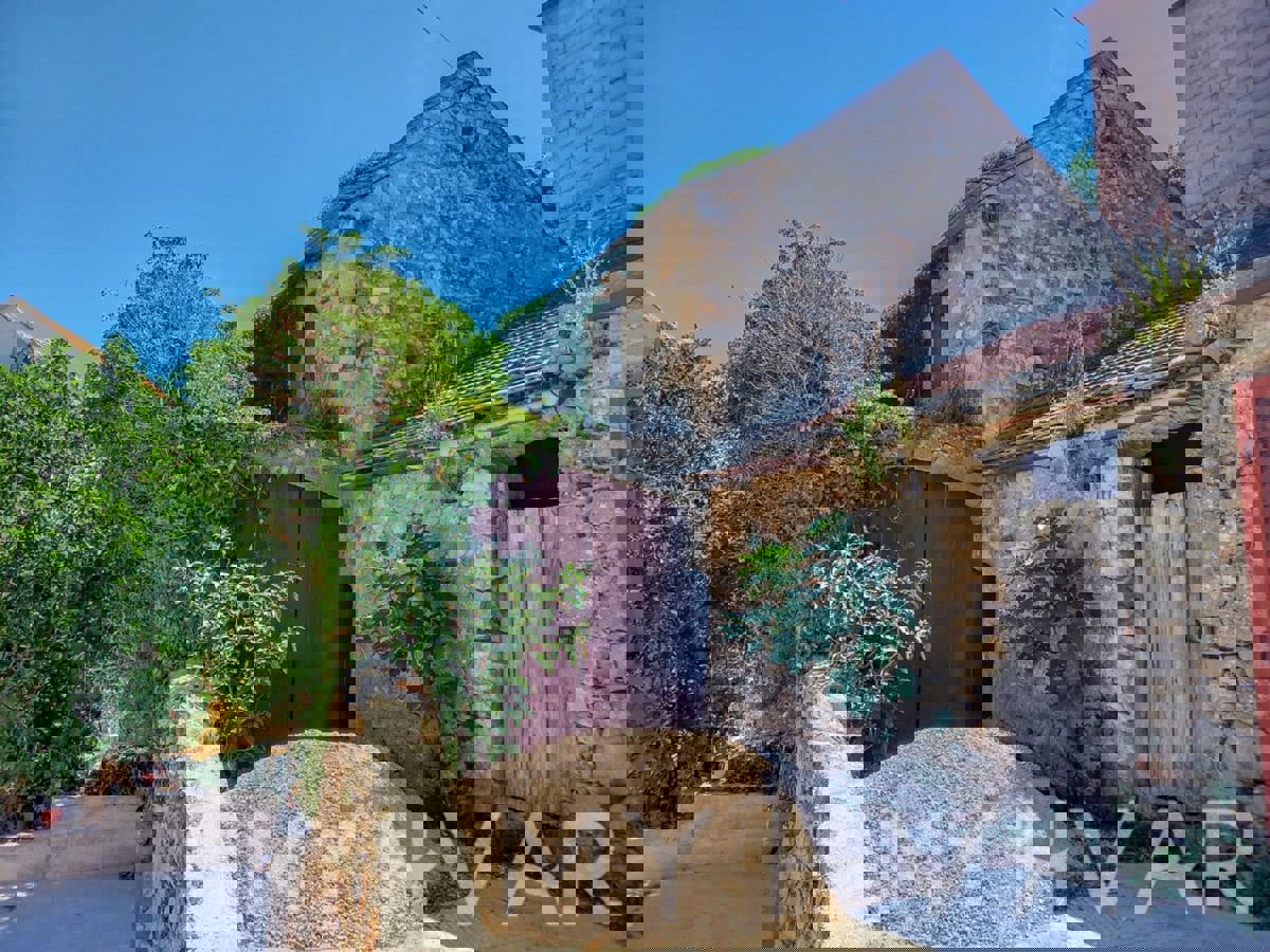 Casa in pietra con ponte a Vrbanj