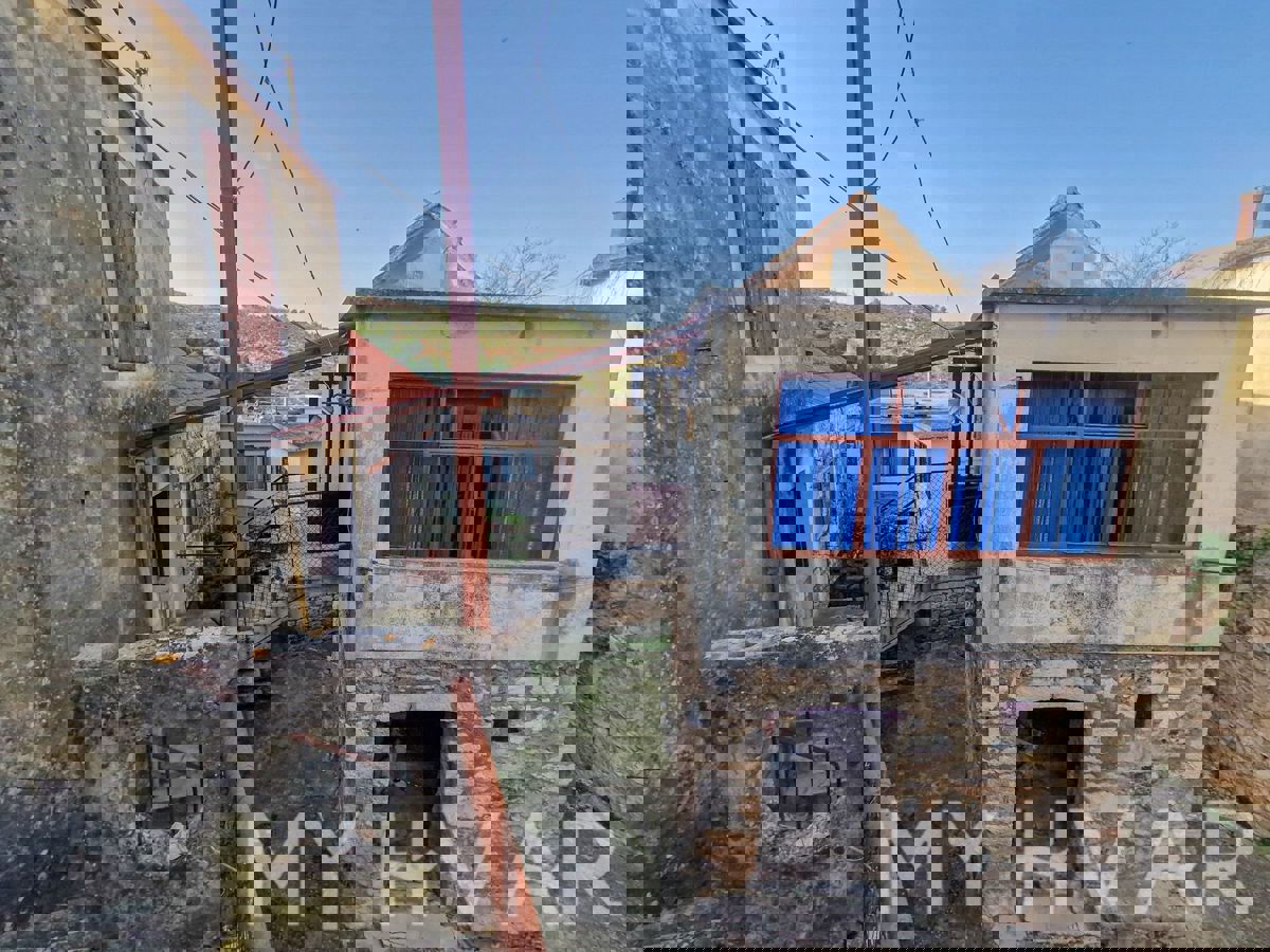 Casa in pietra con ponte a Vrbanj