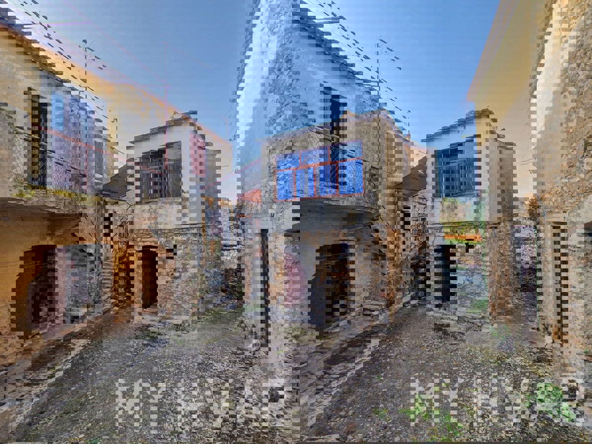 Casa in pietra con ponte a Vrbanj