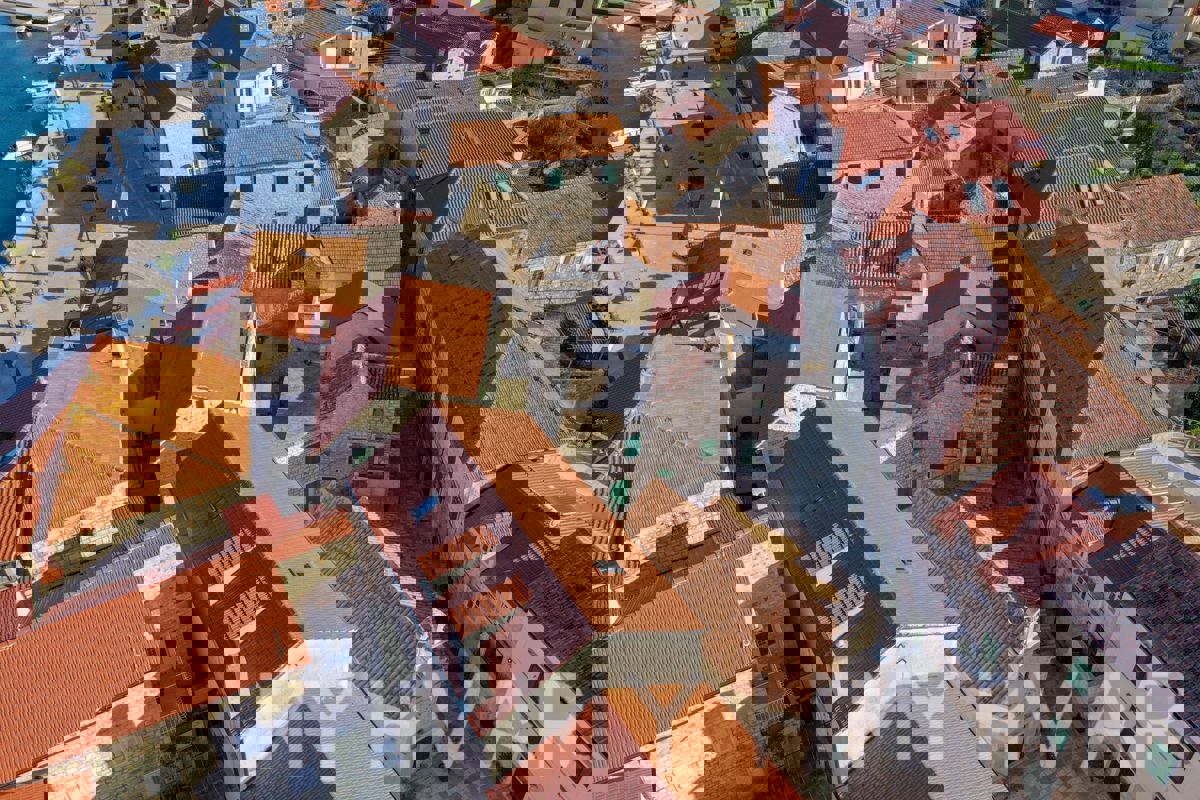 Rifugio in pietra nel centro storico di Jelsa