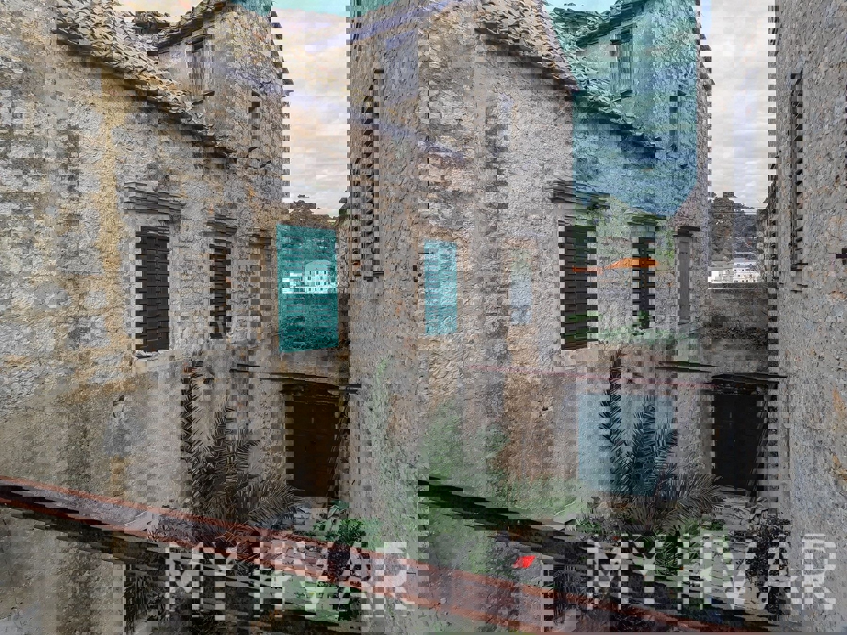 Rifugio in pietra nel centro storico di Jelsa