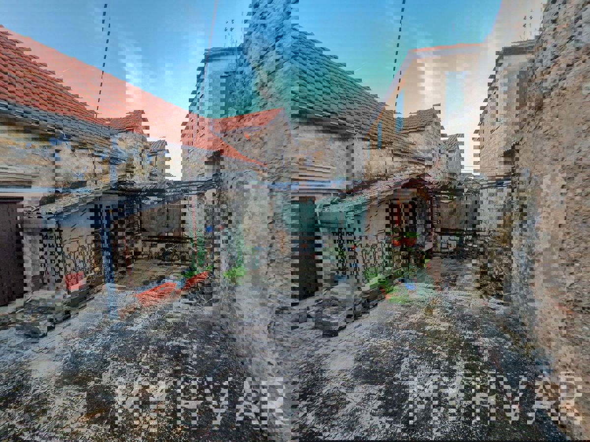 Rifugio in pietra nel centro storico di Jelsa