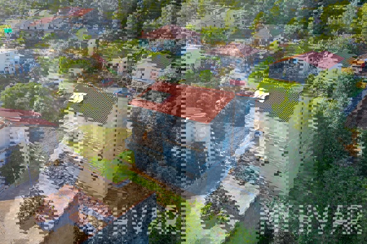 Edificio residenziale a Jelsa