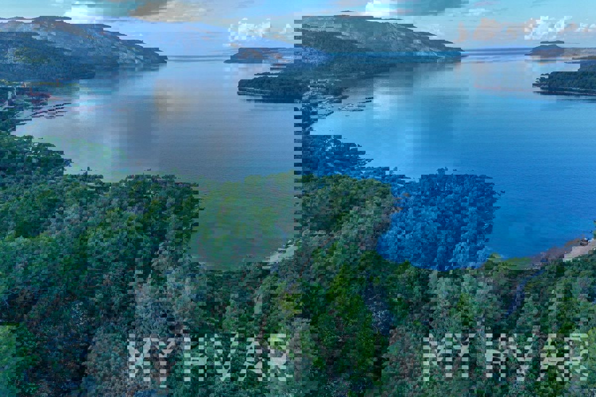 Terreno edificabile nel porto di Stari Grad