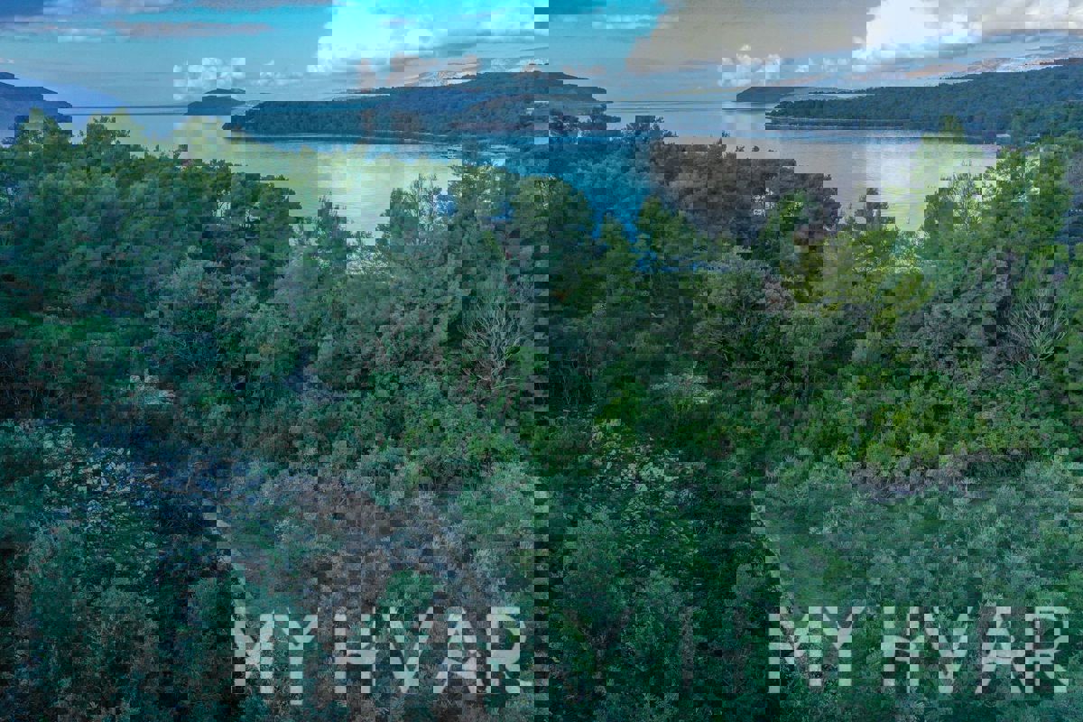 Terreno edificabile nel porto di Stari Grad