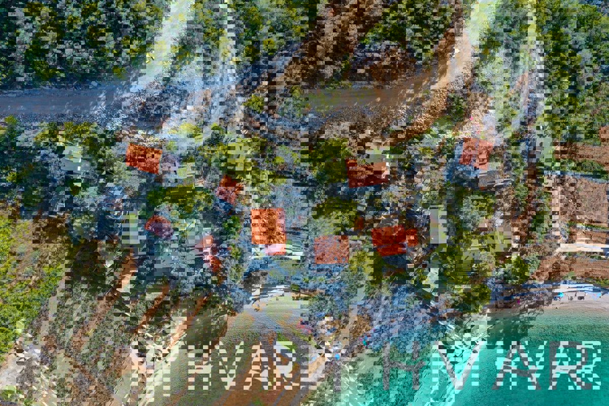 Terreno con vista mare a Prapatna