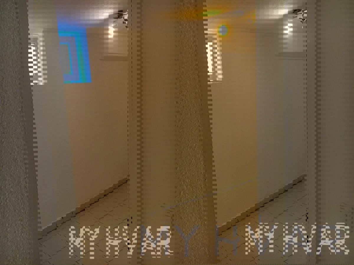 Appartamento con giardino nella città di Hvar