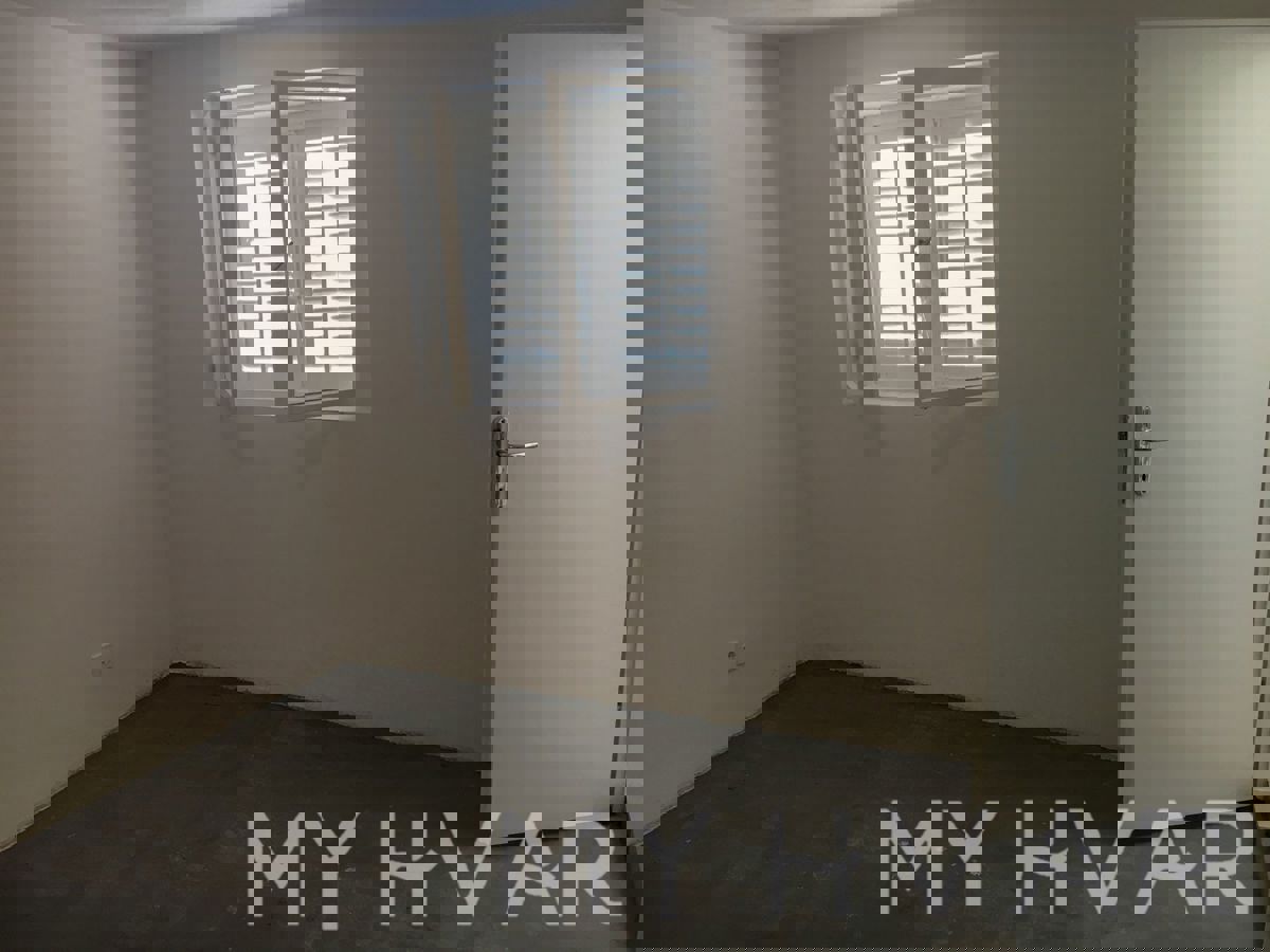 Appartamento con giardino nella città di Hvar