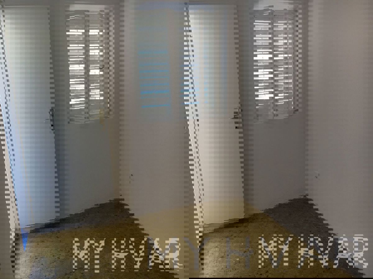 Appartamento con giardino nella città di Hvar