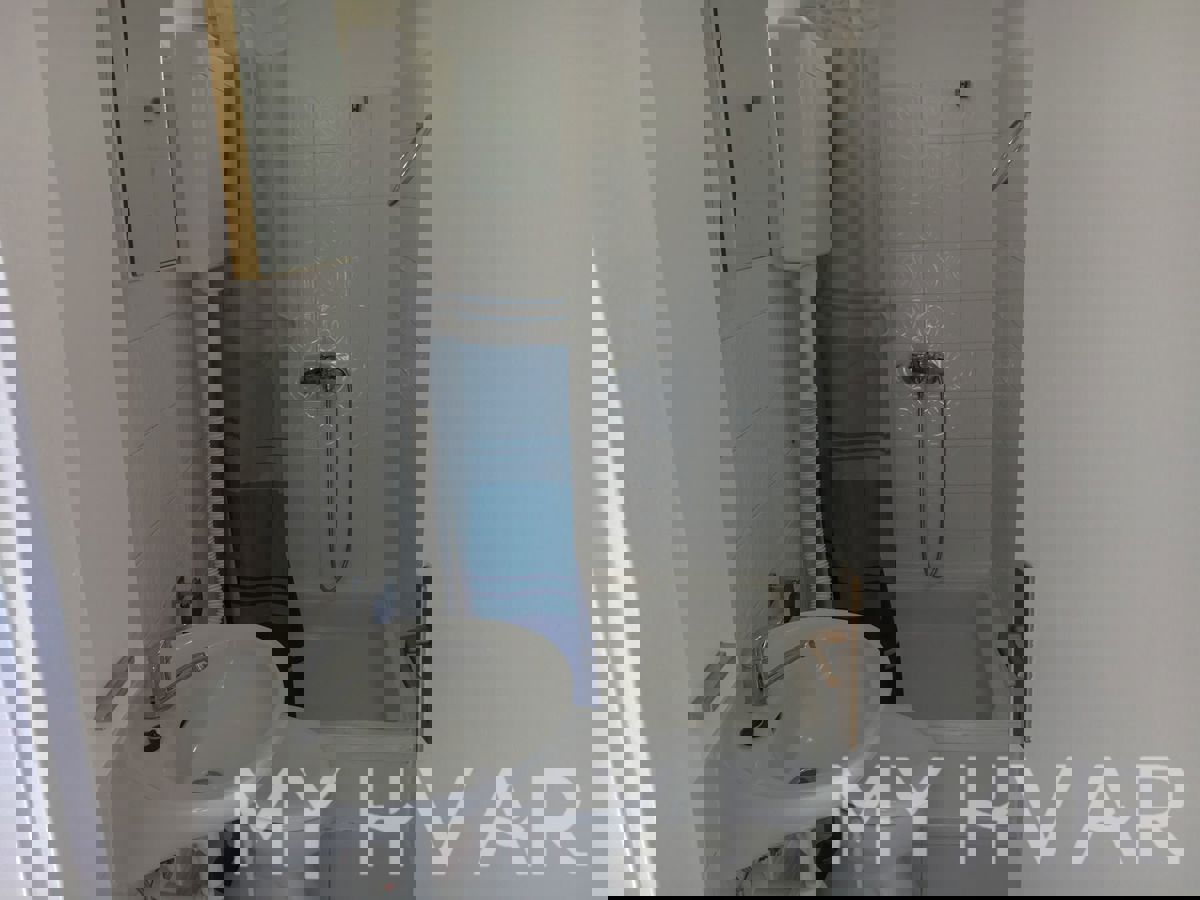 Appartamento con giardino nella città di Hvar