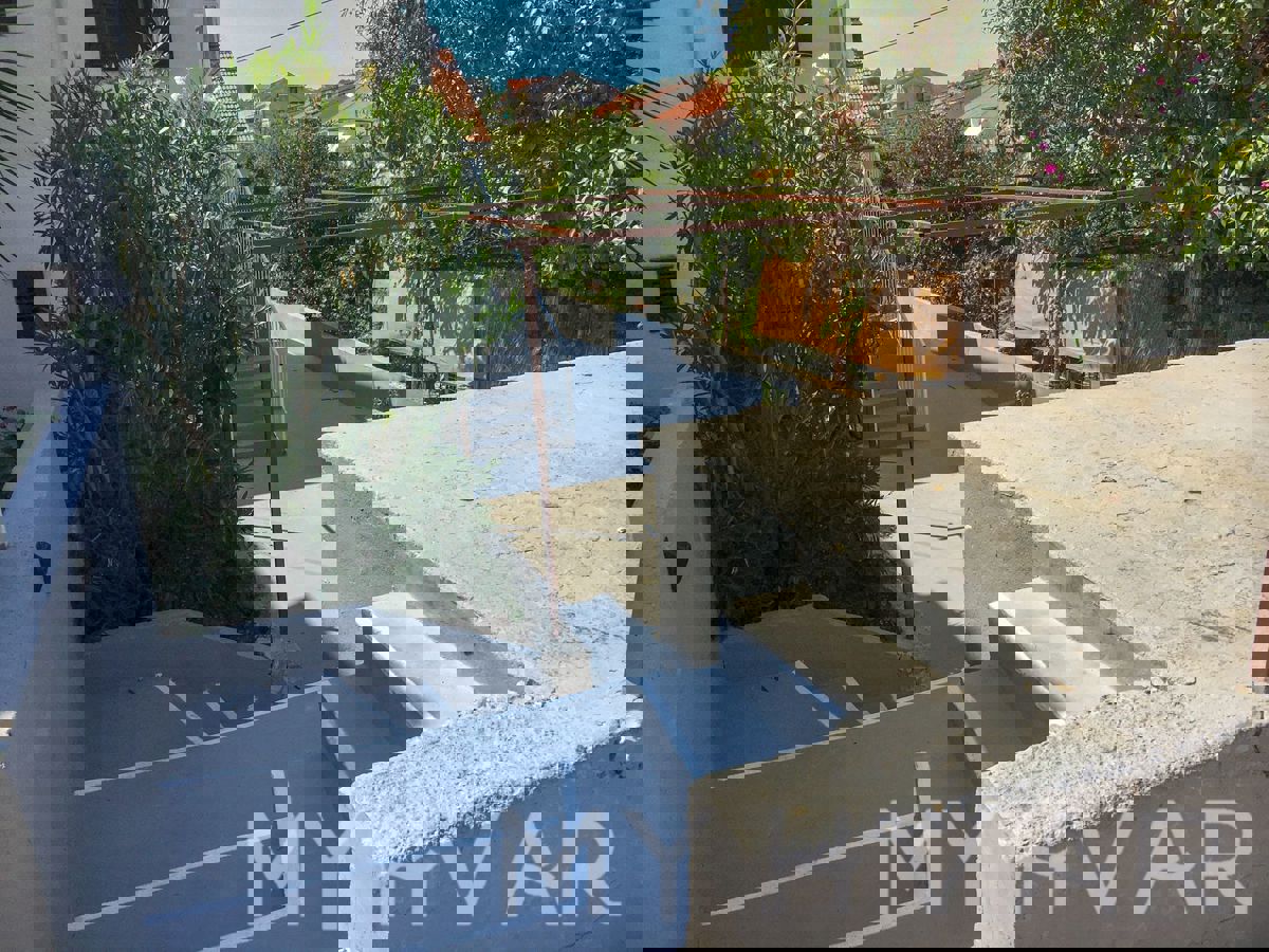 Appartamento con giardino nella città di Hvar