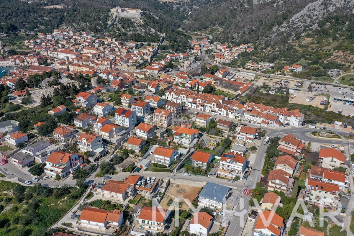 Appartamento con giardino nella città di Hvar