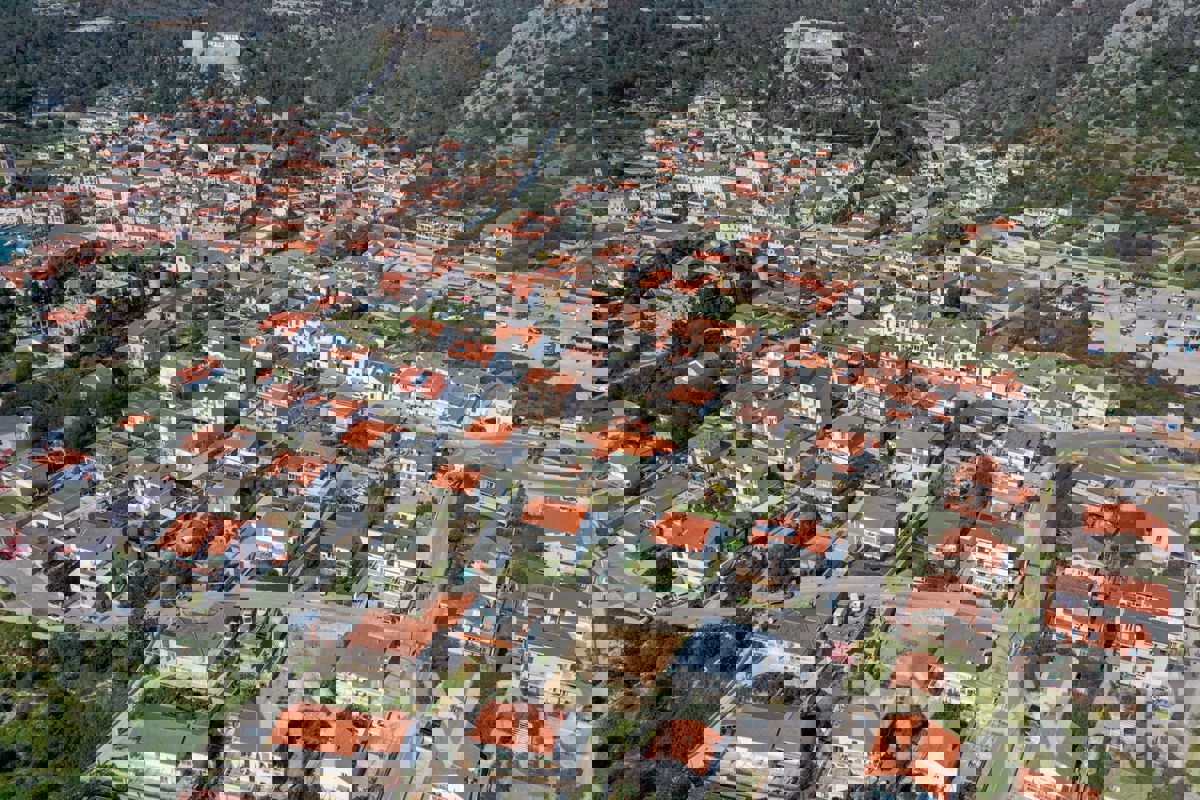 Appartamento con giardino nella città di Hvar