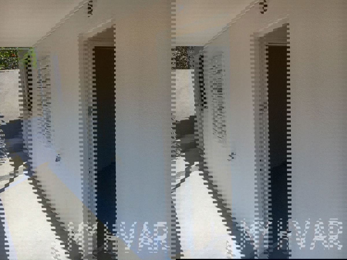 Appartamento con giardino nella città di Hvar