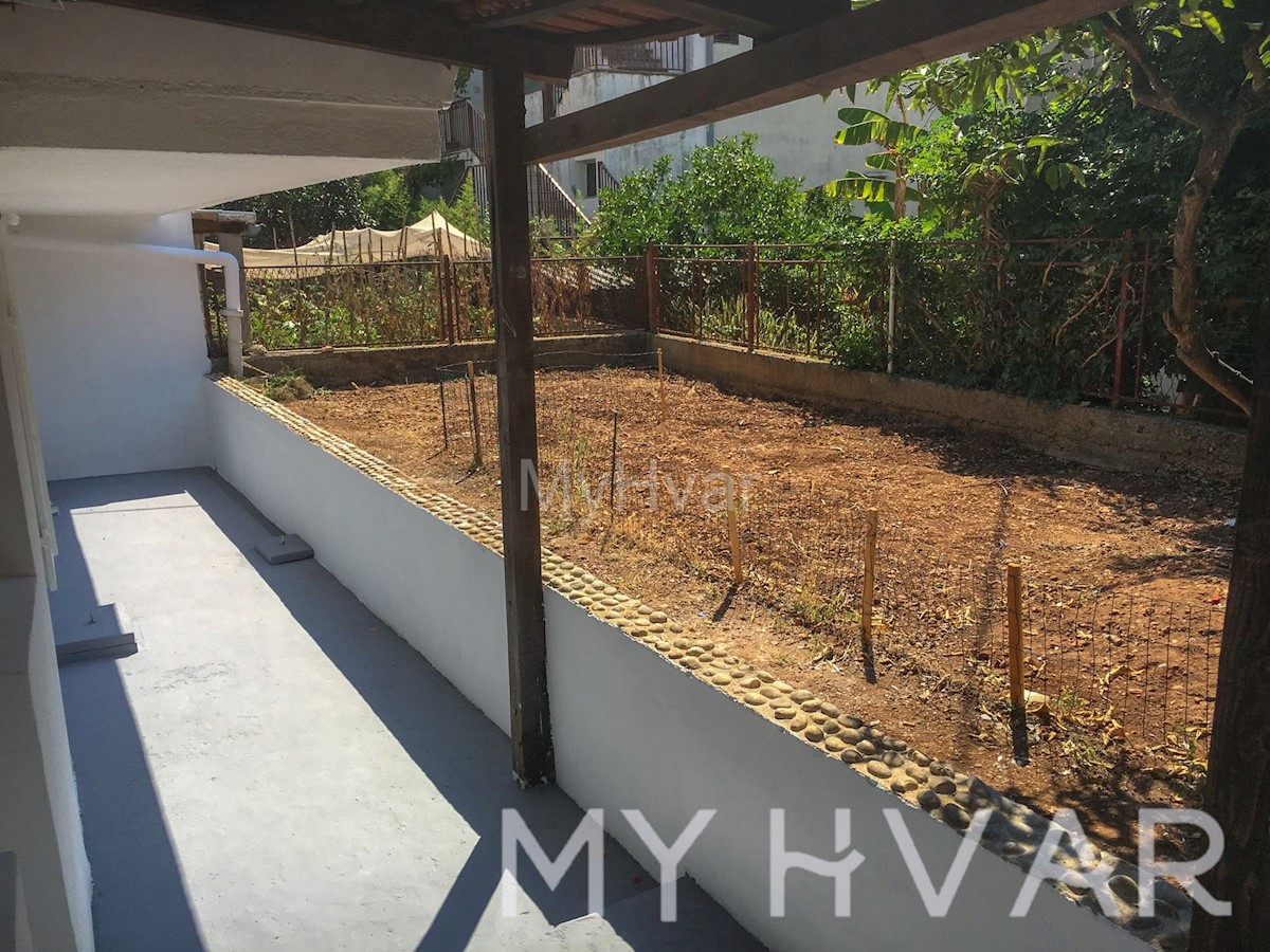 Appartamento con giardino nella città di Hvar