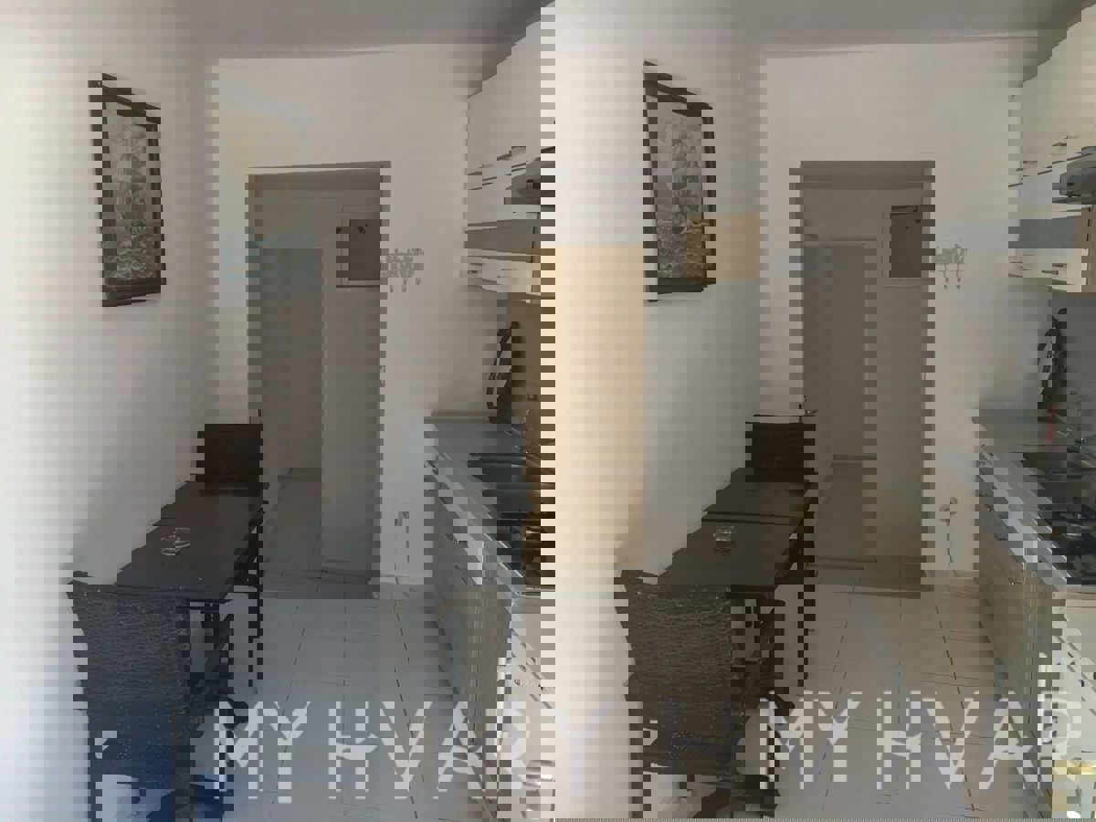 Appartamento con giardino nella città di Hvar