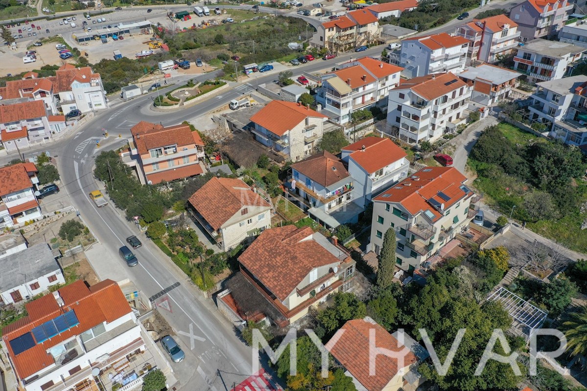 Appartamento con giardino nella città di Hvar